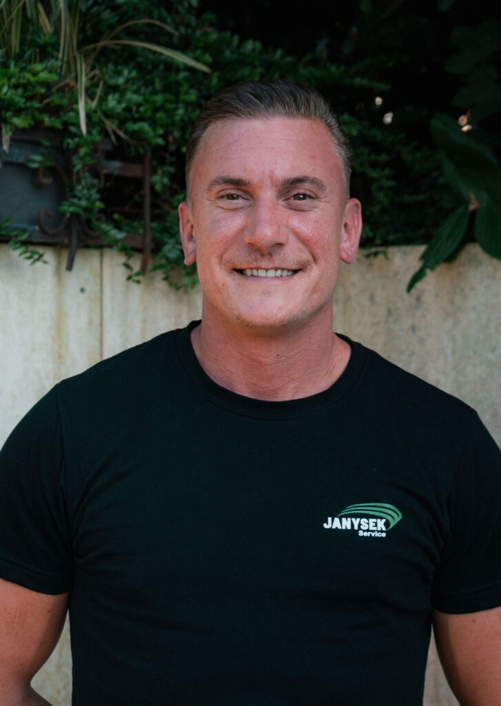Portraitaufnahme von Tim Janysek in einem schwarzen Firmen T-Shirt